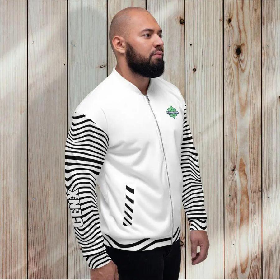 Fehér férfi bomber dzseki karján zebra mintákkal